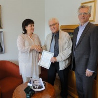 Guttormur Einarsson afhendir bókasafnið