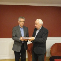 Gunnar Hans Pálsson afhendir hávl. br stórsí innbundin oddfellowblöðin