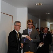 Hávl. br Stórsír afhendir  Líknardeildina