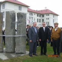 Minnisvarðinn afhjúpaður, frá vinstri Lárus Helgason læknir, Stefán B. Veturliðason, stórsír Oddfell…