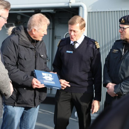 Skipherra Þórs afhent fyrsta Björgunarboxið