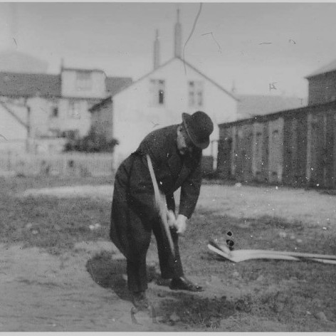 Eggert Claessen tekur fyrstu skóflustunguna