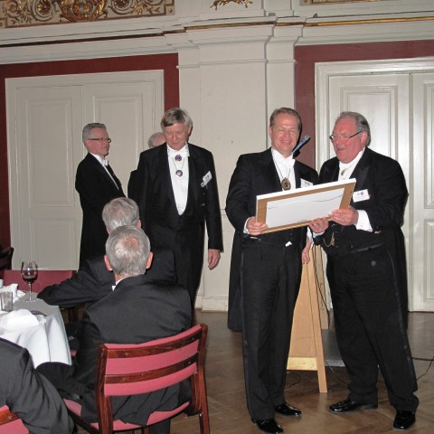 Br. Varastórsír afhendir myndina af regluheimilinu