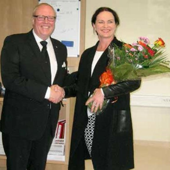 Form. Styrkar og líknarsjóðs afhendir gjöfina