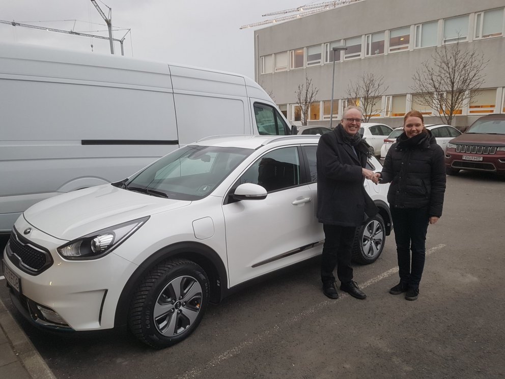 Styrktar og Líknarsjóður gefur Frú Ragnheiði  bíl