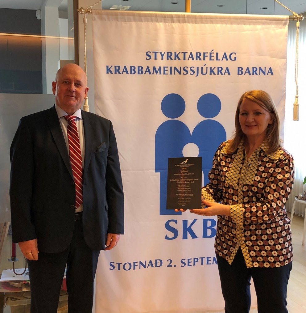Guðmundur Eiríksson stórsír afhenti Rósu Guðbjartsdóttur formanni stjórnar SKB gjafabréfið