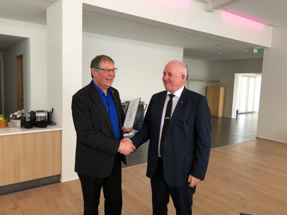 Stórsír, Guðmundur Eiríksson afhendir Verði Leví Traustasyni styrkinn