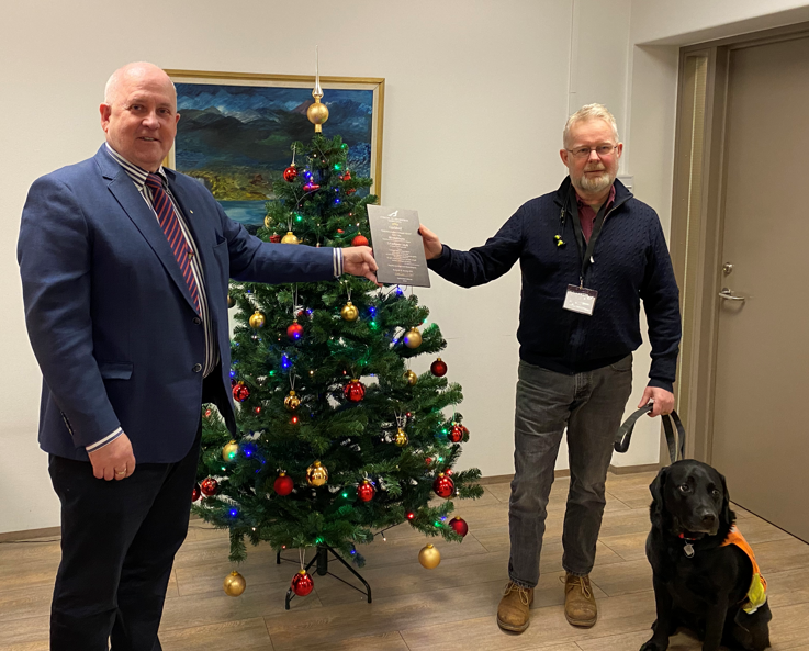 Stórsír, Guðmundur Eiríksson afhendir Kristni Halldóri Einarssyni styrkinn