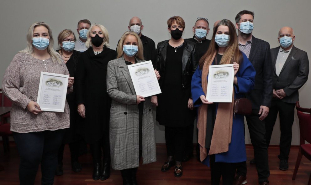 Fulltrúar Regludeilda afhenda styrkina. Sóttvörnumfylgt í hvívetna