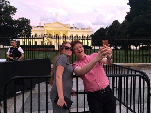 Júlíus Viggó og Birta taka selfie við Hvíta húsið