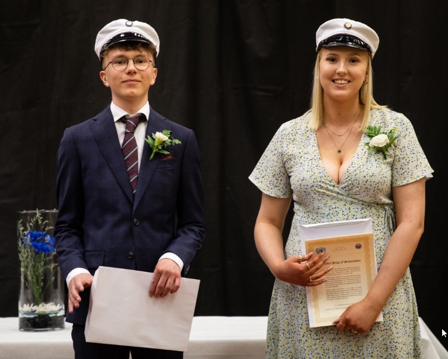 Guðný Helga Sæmundsen og Svavar Axel Aronson veittu gjafbréfunum viðtöku við útskrift í Menntaskóla…