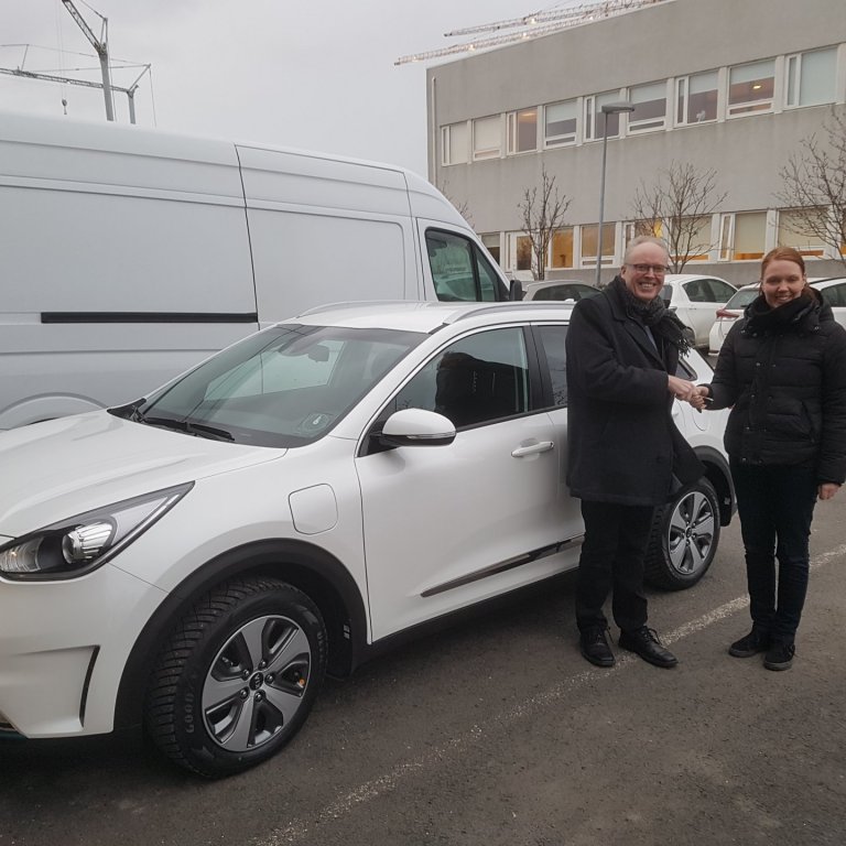 Styrktar og Líknarsjóður gefur Frú Ragnheiði  bíl