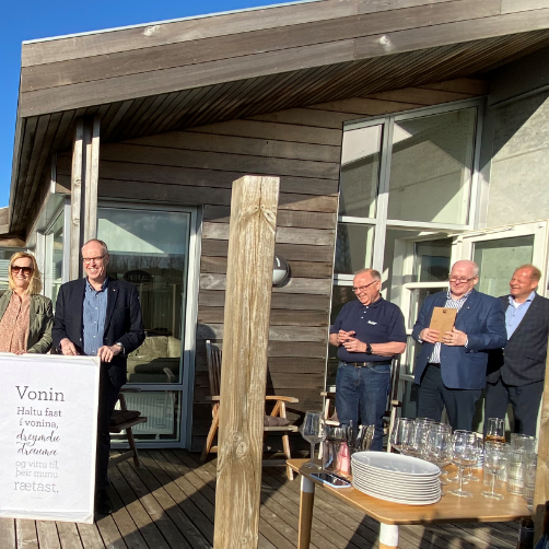 Steindór Gunnlaugsson sagði frá verkefninu og afhenti framkvæmdastjóra SKB, Grétu Ingþórsdóttur mynd…