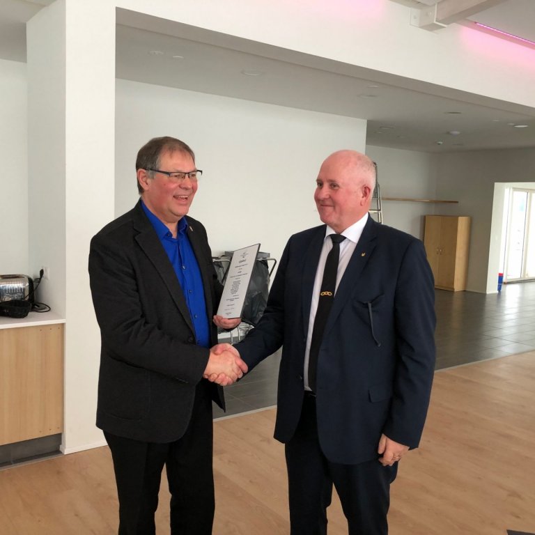 Stórsír, Guðmundur Eiríksson afhendir Verði Leví Traustasyni styrkinn