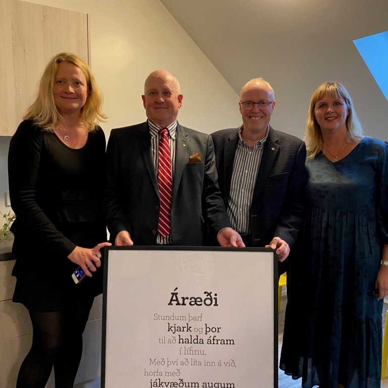 F.v. Sigþrúður Guðmundsdóttir frkv.stýra samtaka um Kvennaathvarf.  Guðmundur Eiríksson stórsír Oddf…