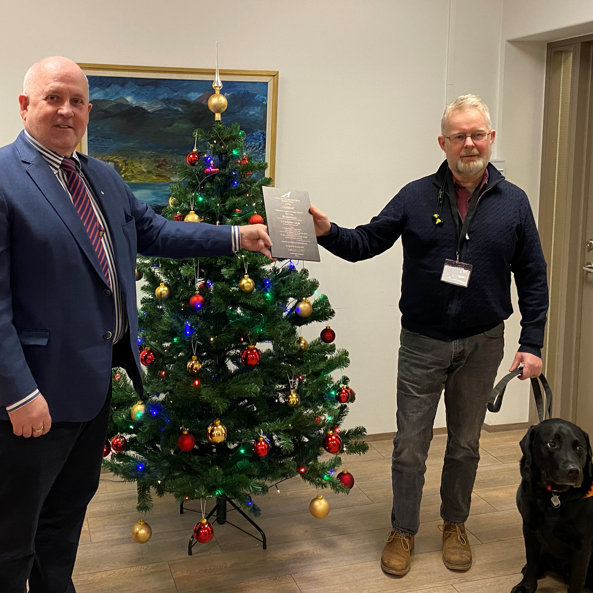 Stórsír, Guðmundur Eiríksson afhendir Kristni Halldóri Einarssyni styrkinn