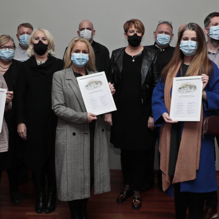 Fulltrúar Regludeilda afhenda styrkina. Sóttvörnumfylgt í hvívetna