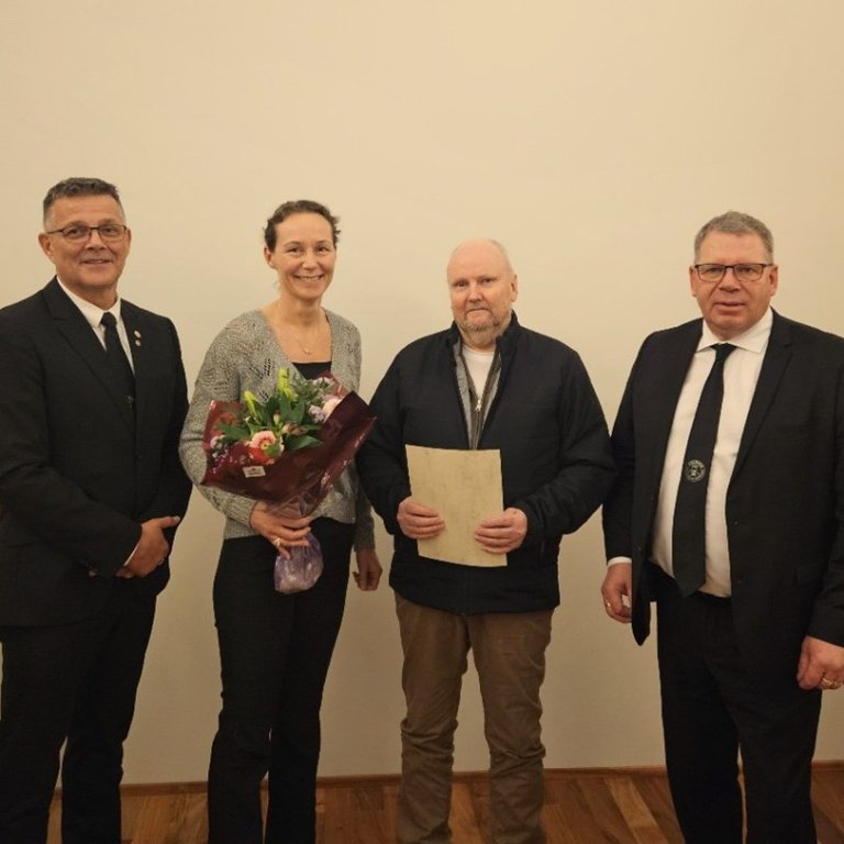 Ragnar Pálsson og Kári Helgason frá Oddfellowstúkunni Atla ásamt þeim Svanhildi Ólafsdóttur og Högna…