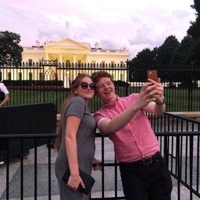 Júlíus Viggó og Birta taka selfie við Hvíta húsið