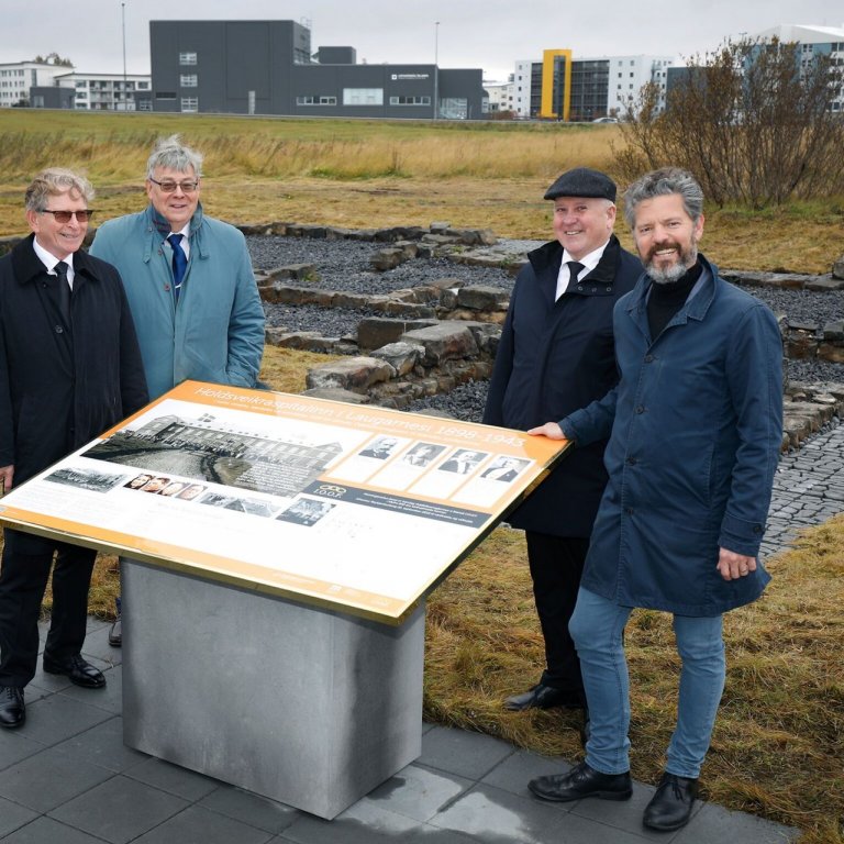 Gjöf afhent: Dagur Eggertsson, Guðmundur Eiríksson, Magnús Sædal og Guðmundur Þórhallsson við nýjan …