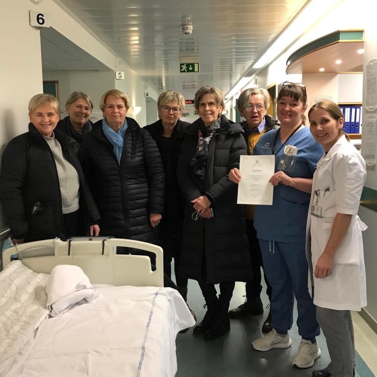 Þorgerðarsystur gefa loftdýnur til Lungnadeildar A-6