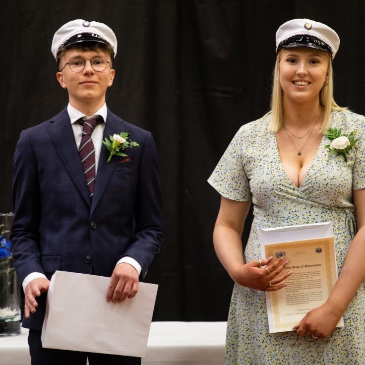 Guðný Helga Sæmundsen og Svavar Axel  Aronson veittu gjafbréfunum viðtöku við útskrift í Menntaskóla…